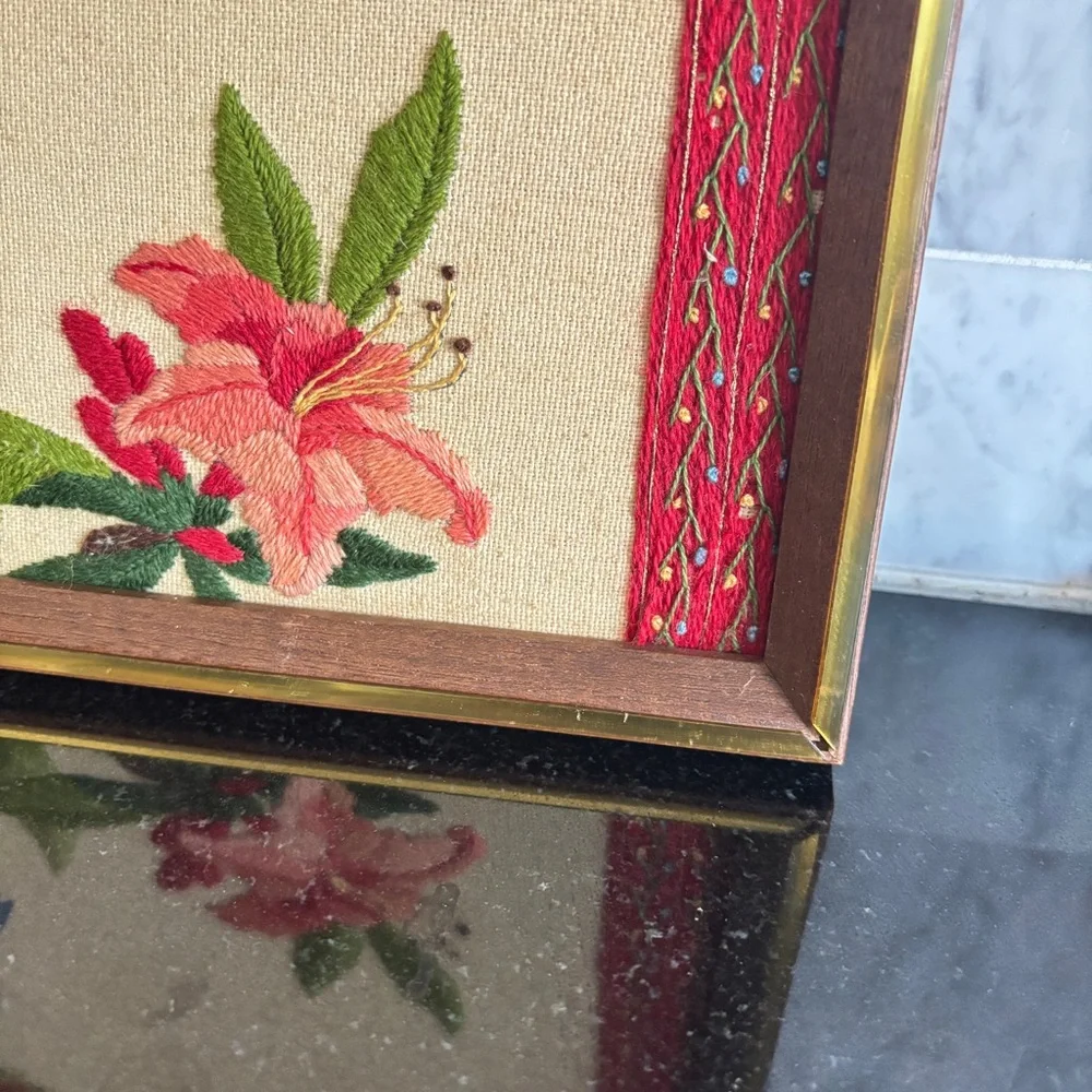 Vintage Framed Floral Crewel Embroidered Art “Songbird of the Orient” - Picture 7 of 8